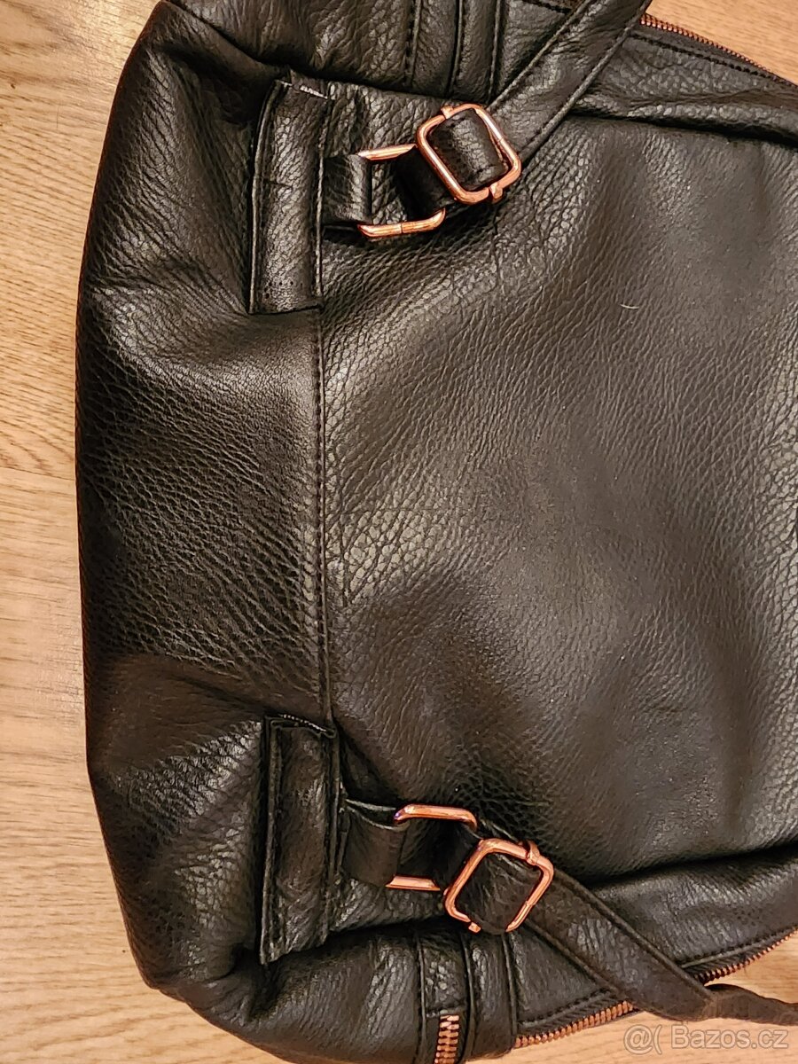 Prodám Dámský batoh se zlatými kovovými doplňky, Eko kůže - 12