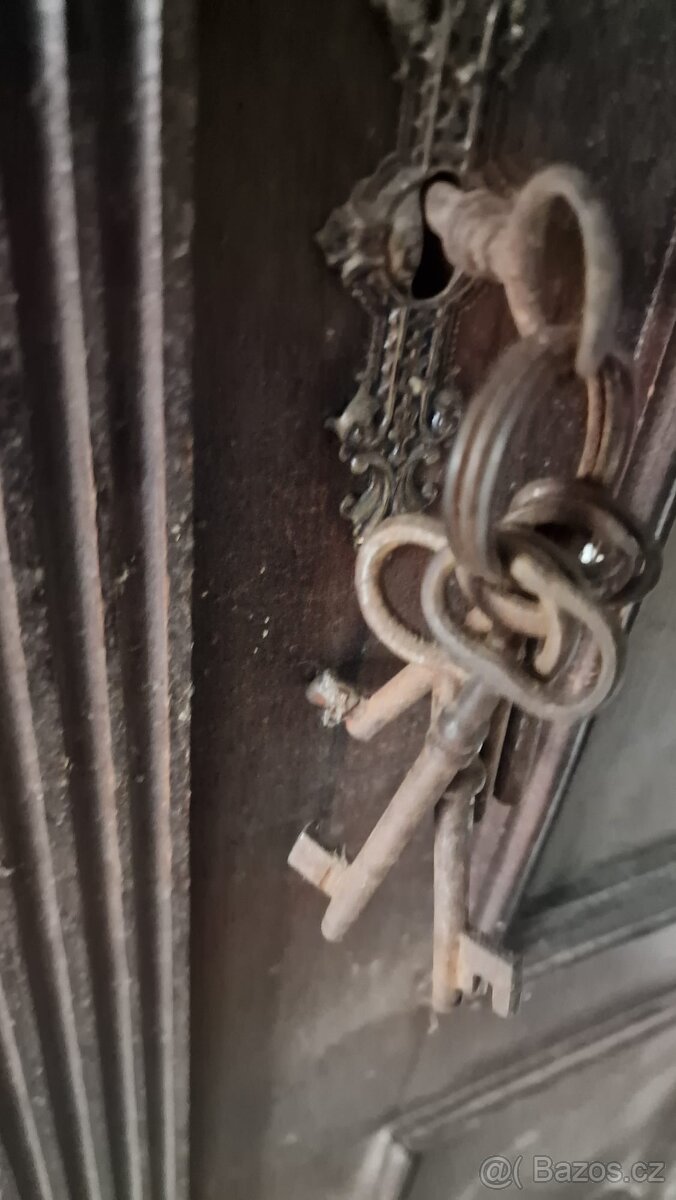 Starožitná skříň - 12