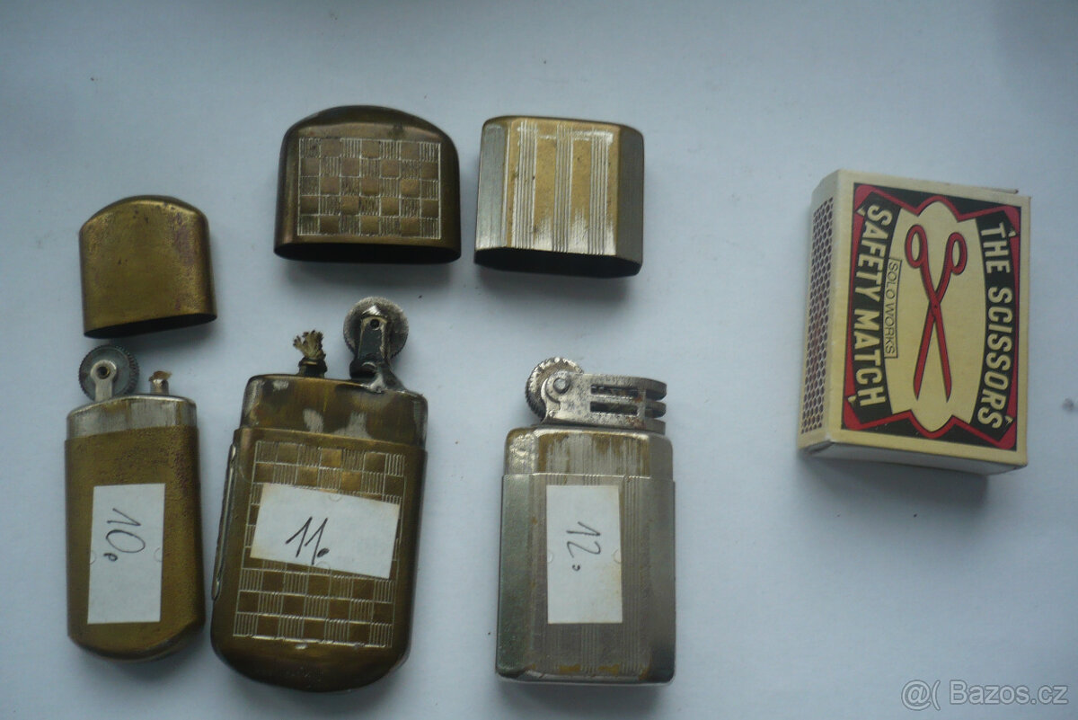 sbírka starých benzínových zapalovačů. - 12