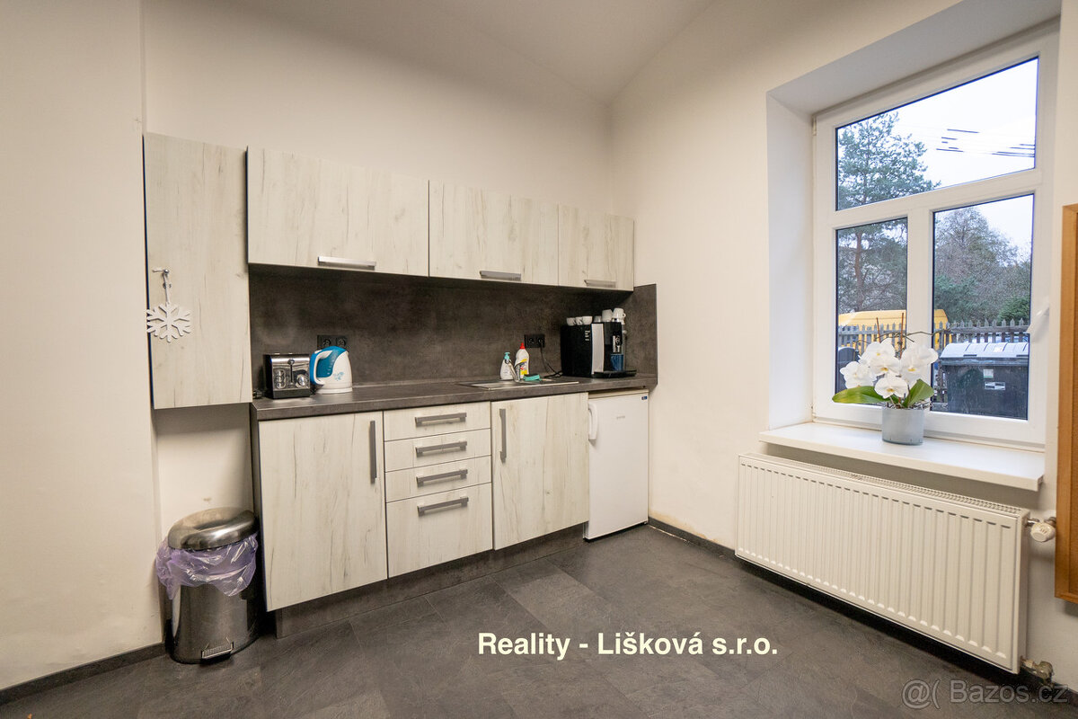 Prodej areálu s všestranným využitím nedaleko dálnice Praha - 12