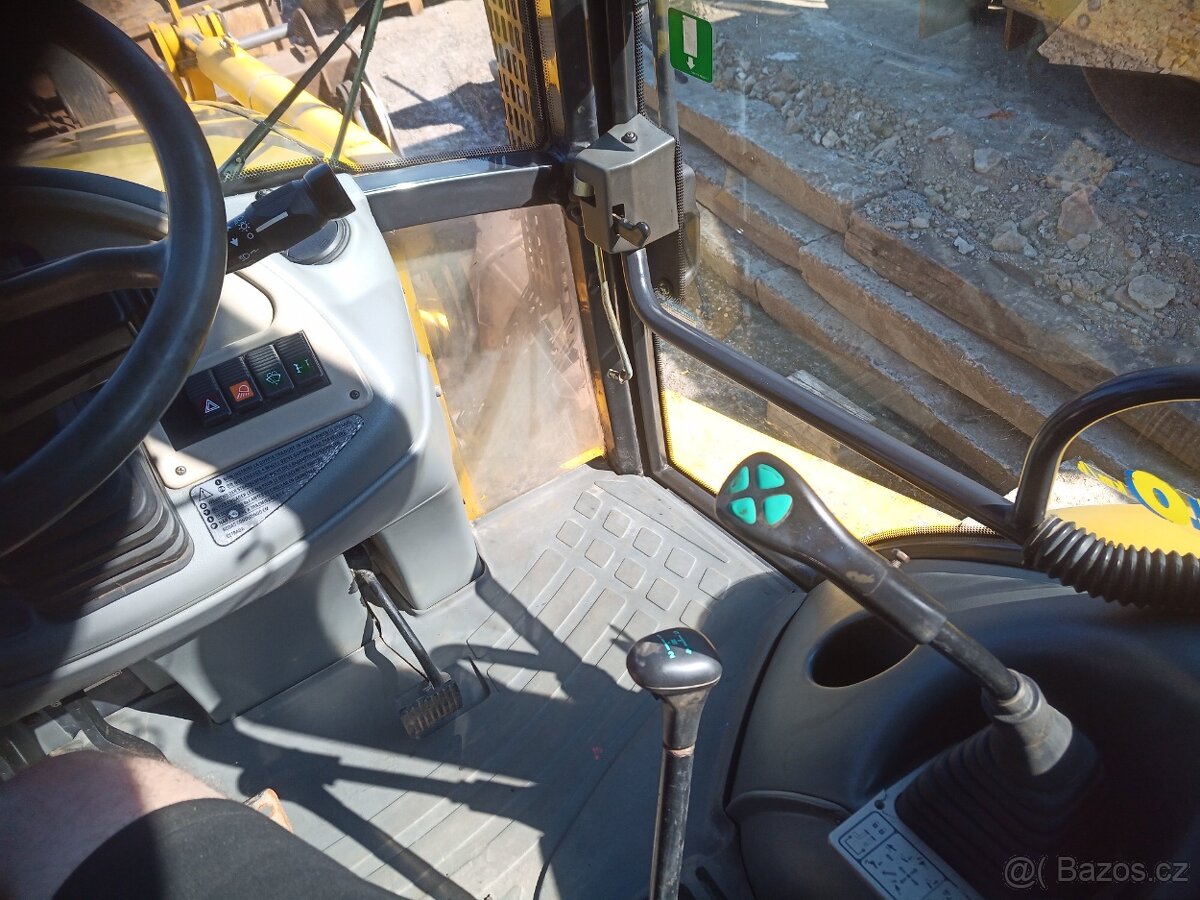 Komatsu WB 93r2 - 12