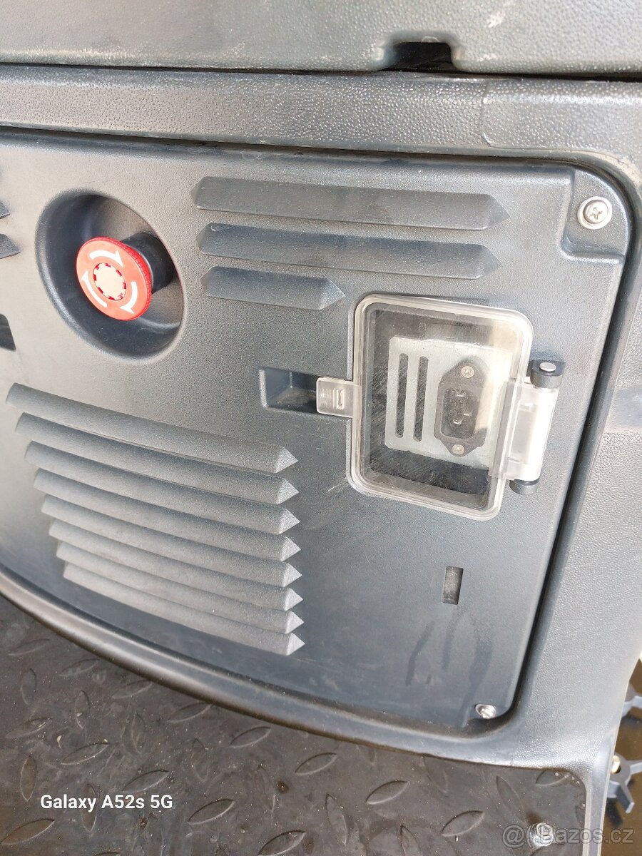 Podlahový mycí stroj Nilfisk Viper AS 710R se sedící obsluho - 12