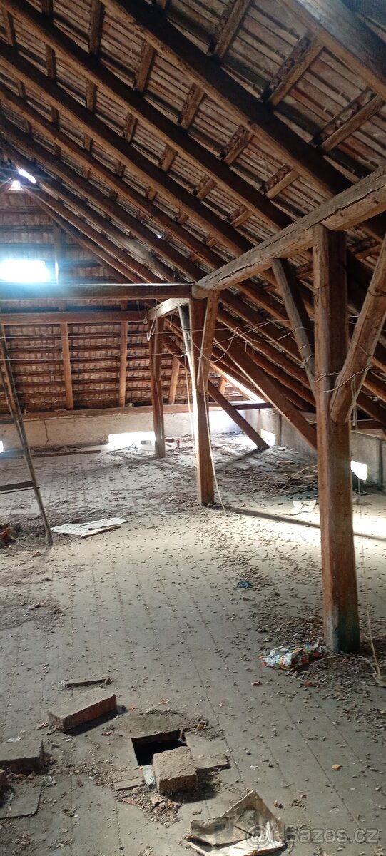 Staré trámy a rozebrání starých střech a objektů - 12