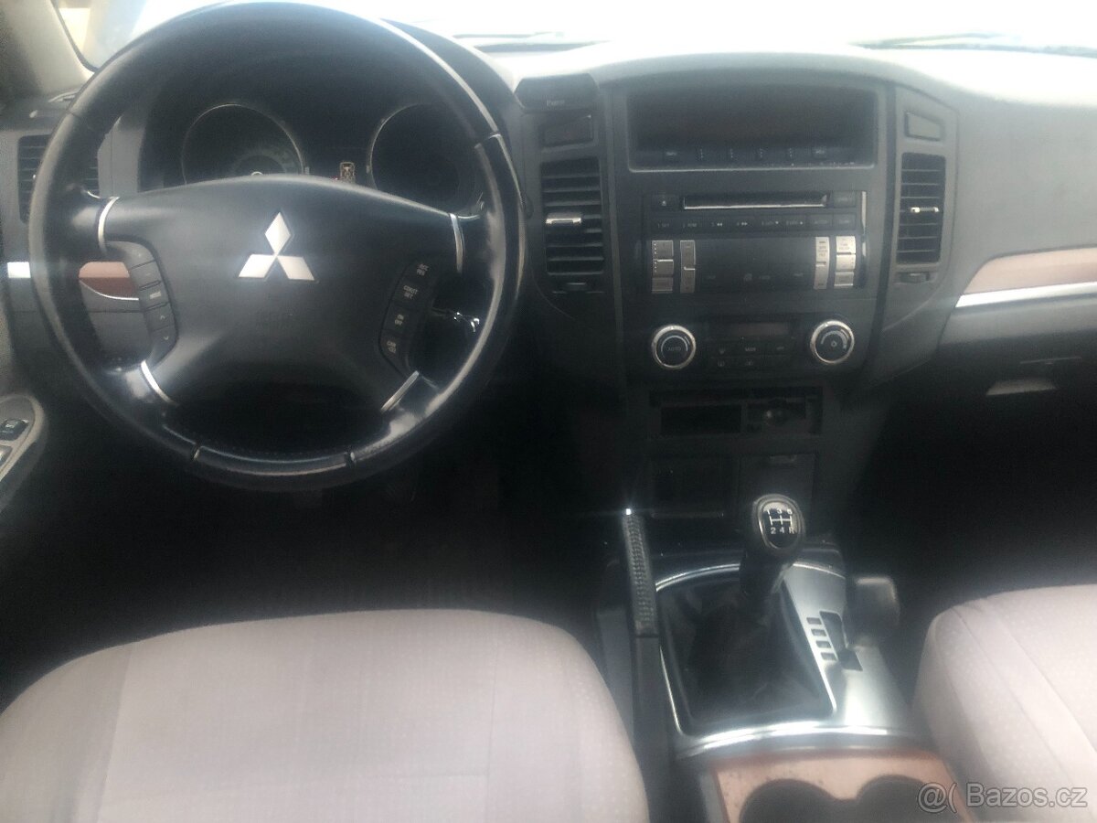 Mitsubishi Pajero-Montero - 12