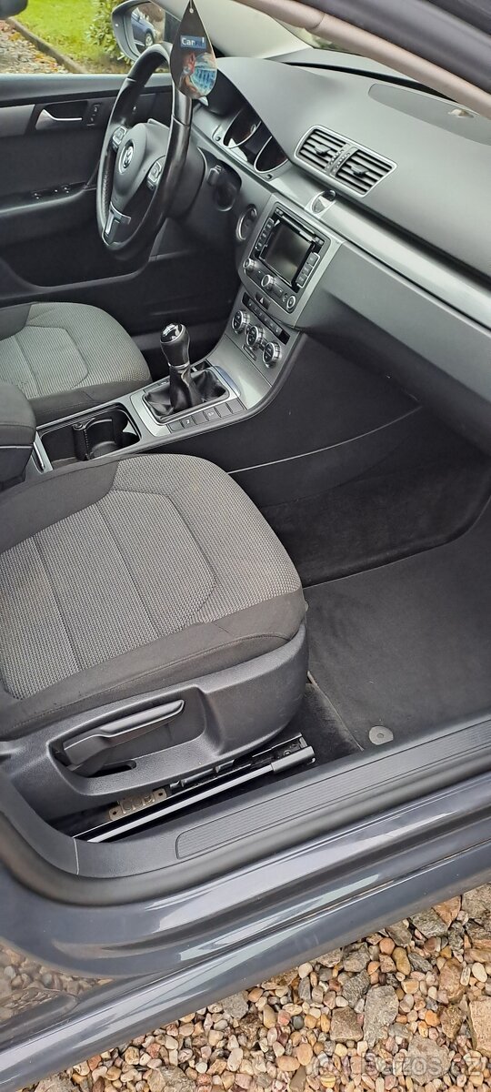 VW Passat combi 1.6 TDI 77kW Nová STK - 12