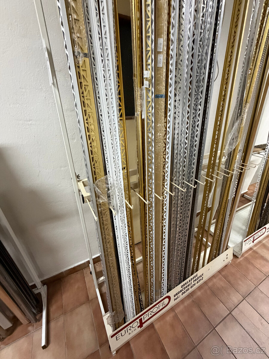 Soubor materiálu (PVC profily, hliníkové profily - 12