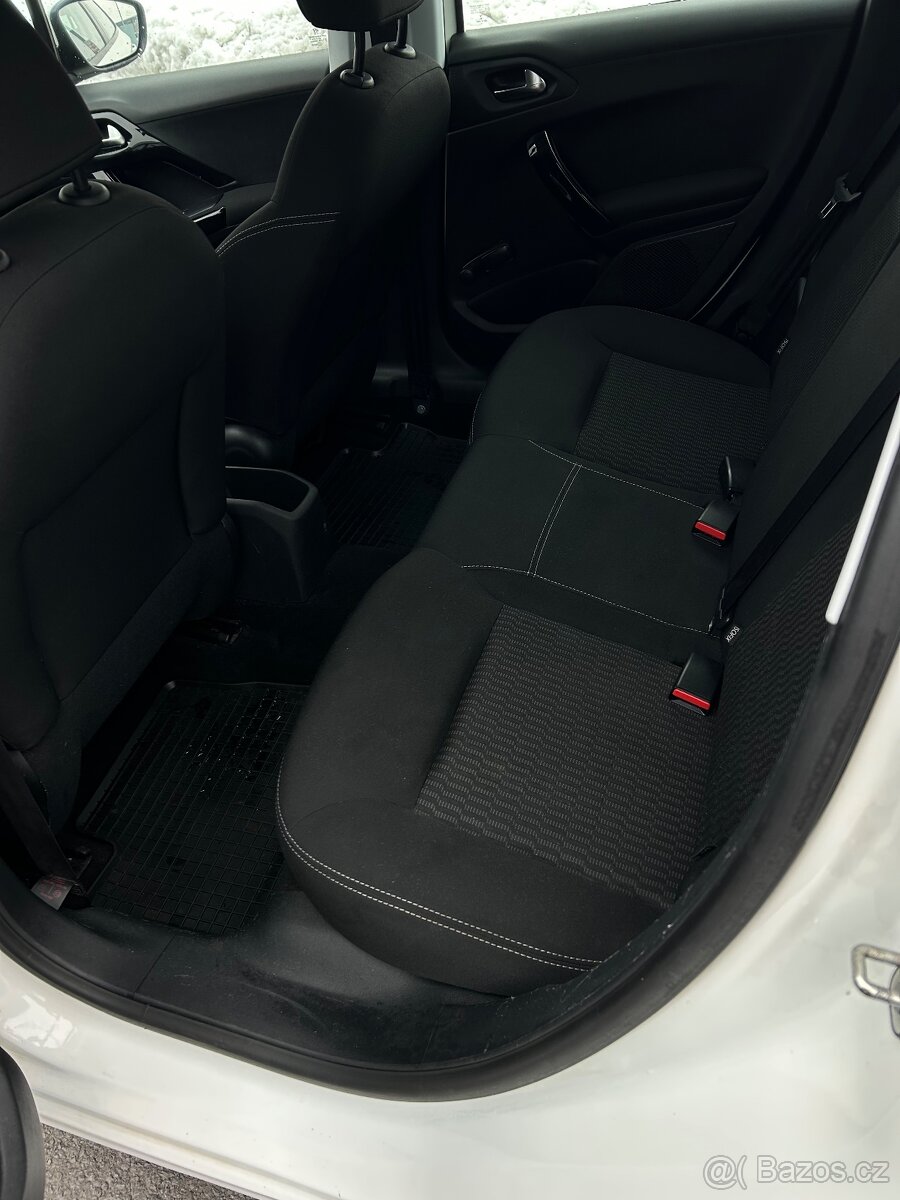Peugeot 208 - 12