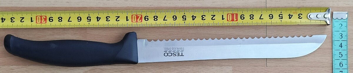 nůž,obal,váha kuchyň.do 5 kg 50,- talíř do MW 26,5 cm 100,- - 12