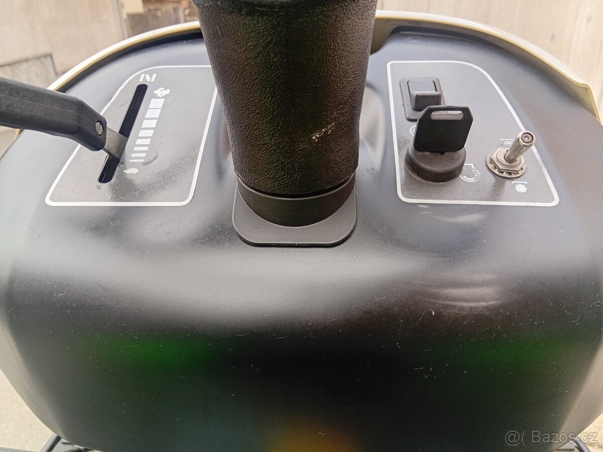 Prodám zahradní traktor Viking MT640 15.5Hp - 12