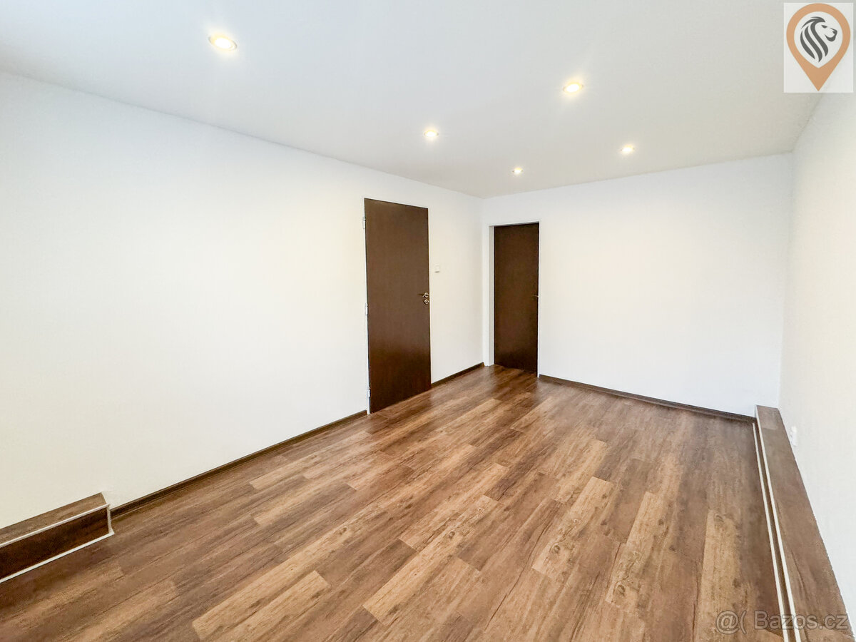 Pronájem prostorného a světlého bytu 3+1 po kompletní s gará - 12