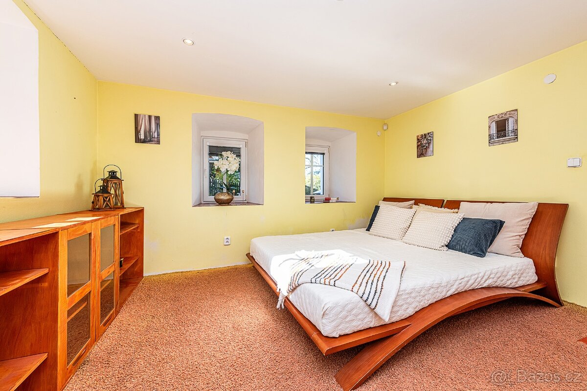 MALEBNÝ RODINNÝ DŮM V SRDCI ČESKÉHO STŘEDOHOŘÍ ČEŘENIŠTĚ, M - 12