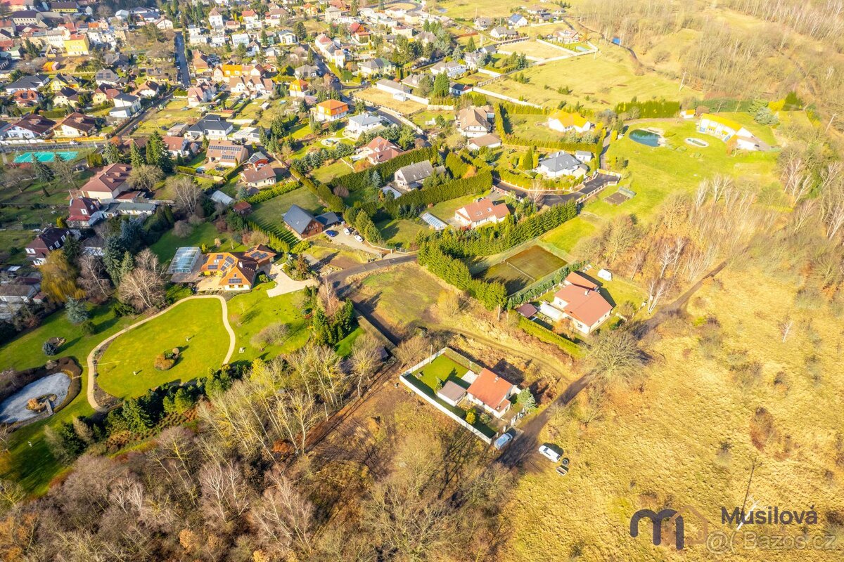 Prodej stavebního pozemku 1738 m2 - 12