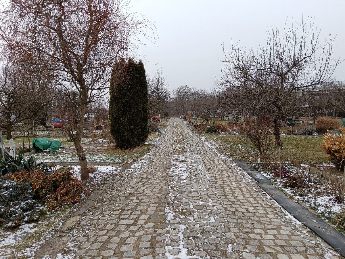 Zahrada s chatou, Otrokovice sad Míru štěrkoviště - 12