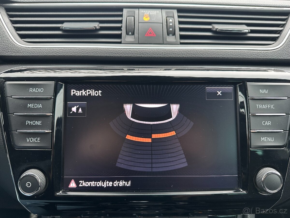 Škoda Superb 2.0 TDi DSG ACC BIXEN NAVI - 12