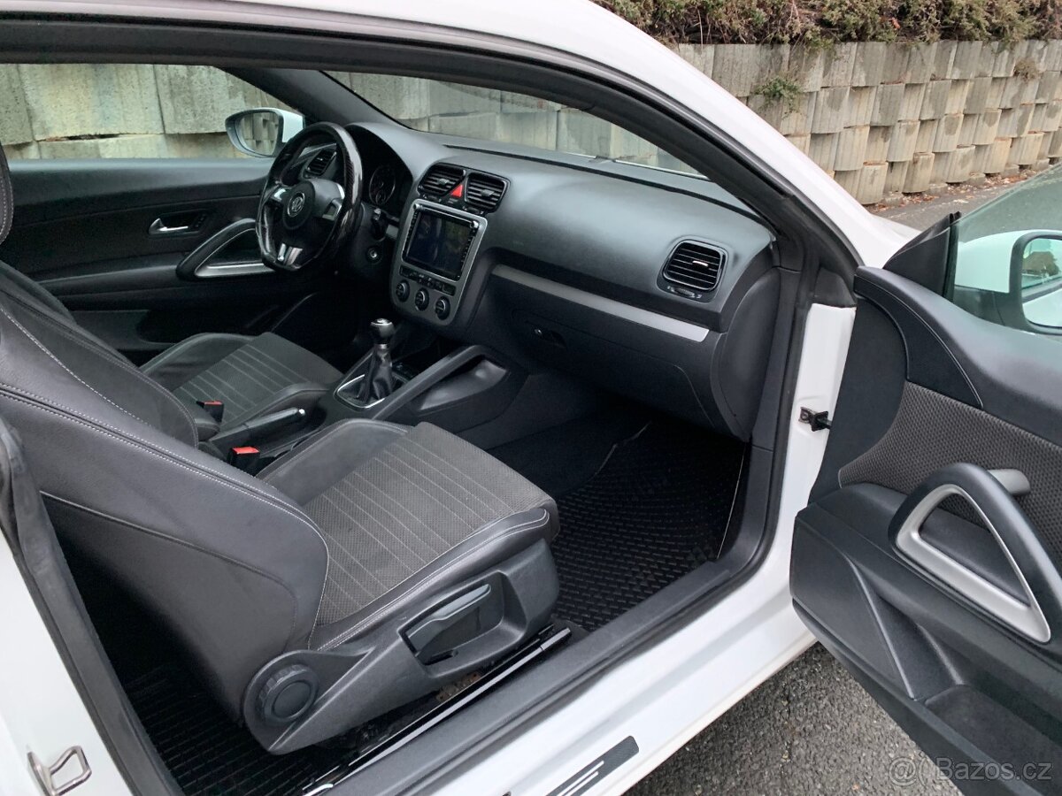 Volkswagen Scirocco 1.4 TSi 90 kw najeto 175 tis.km - 12