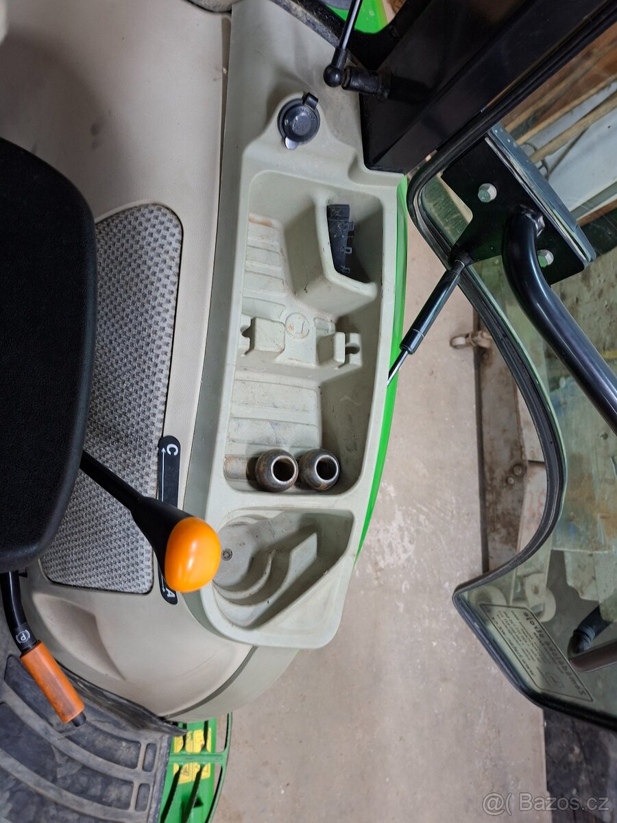 Traktor John Deere 3039R - 12