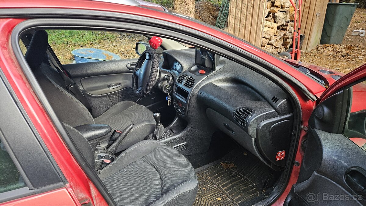 PEUGEOT 206 SW KOMBI 2007 – BENZÍN + LPG, 217 000 KM
- 12