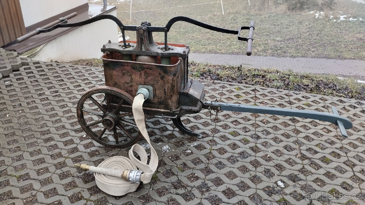 Historická dvoukolová ruční hasičská stříkačka - 12
