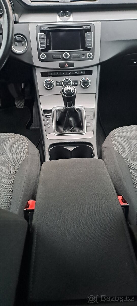 VW Passat combi 1.6 TDI 77kW Nová STK - 12