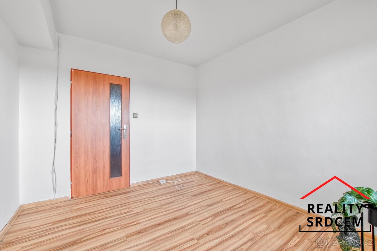 Pronájem bytu 2+1 s lodžií i balkonem, 60 m2, Žižkova, Karvi - 12