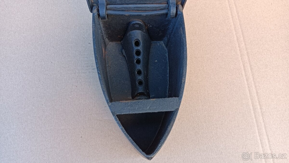 Stará orig. atypická žehlička s komínem. Krásná do sbírky - 12