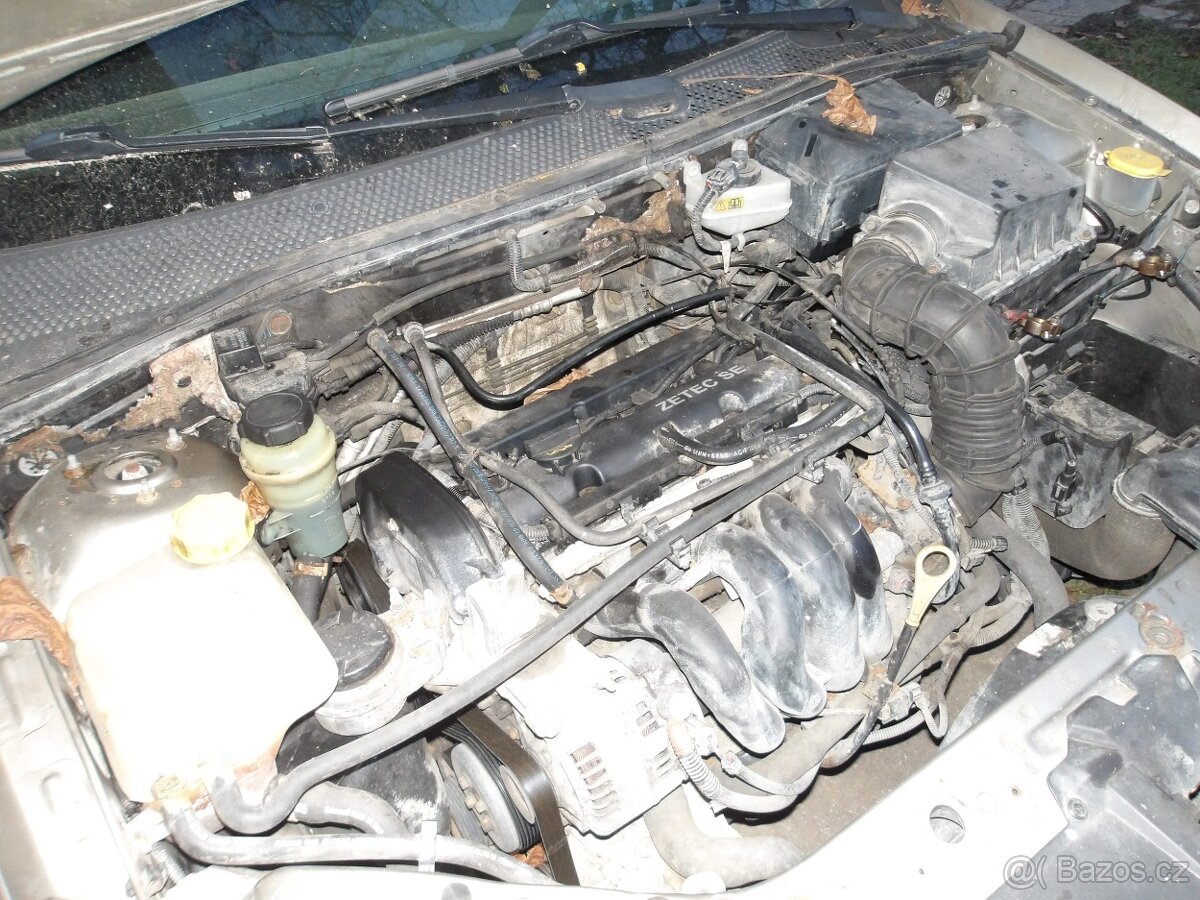 Ford Focus sedan benzín - 12