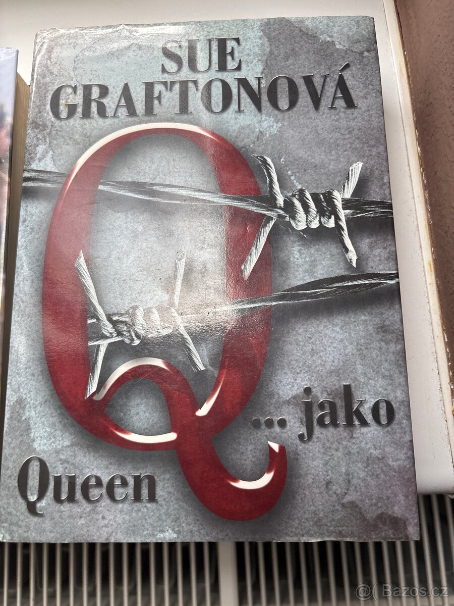 náušnice, ozdobné spony ,nové sluneční brýle,knihy - 12