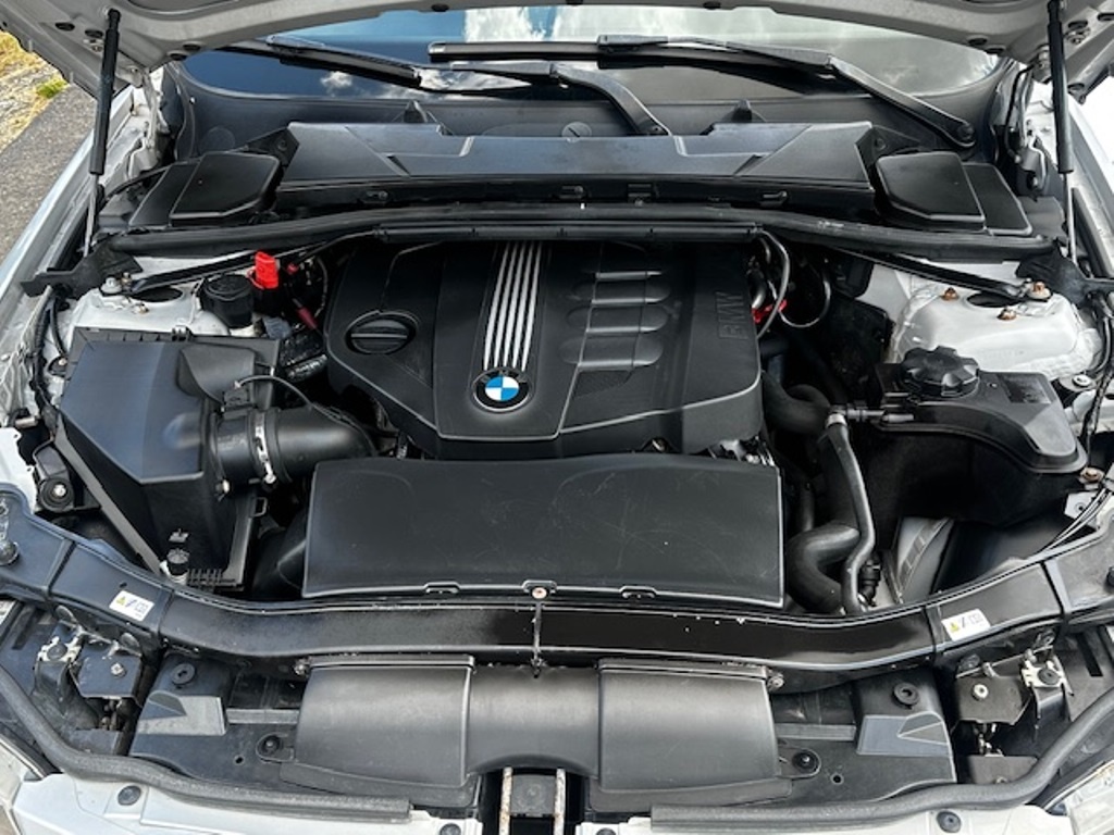 BMW e91 318 D touring, r.2010, STK, automat, klima - 12