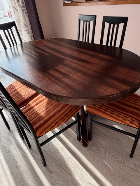 Prodám rozkládací dřevěný stůl + šest židlí zdarma - 12