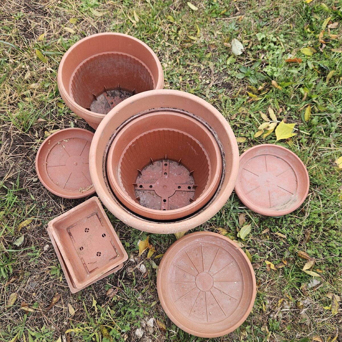 KVĚTINÁČE, terakotový, keramicky, plastový 4ks. - 12