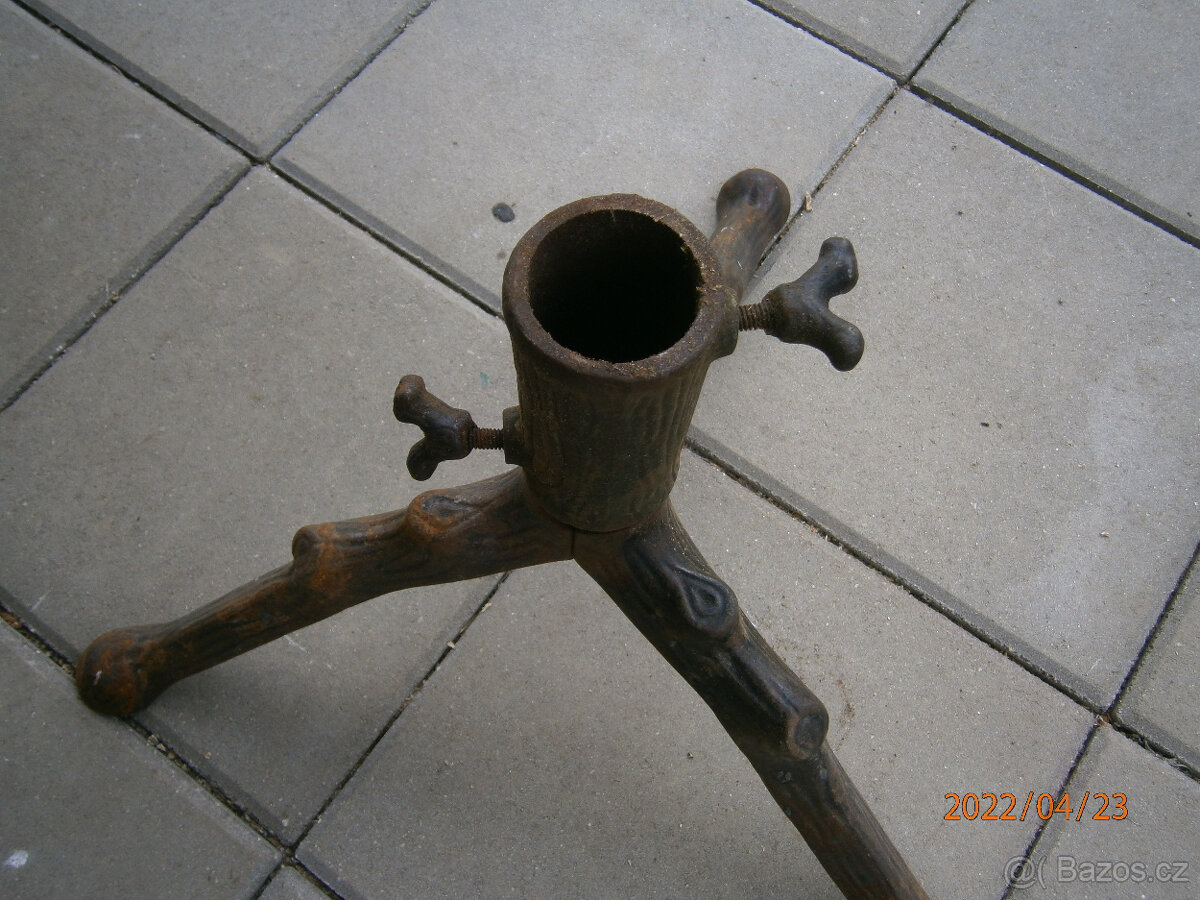 retro vánoční ozdoby,litinový stojan na stromek - 12