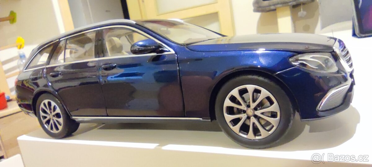 Mercedes-Benz E Klasse 1:18 - 12