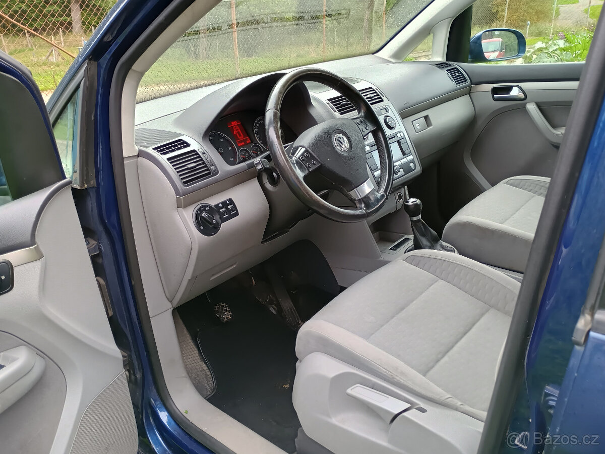 VW Touran 1,9TDI,77kw,r.2007,závěs - 12