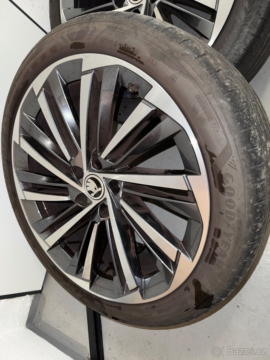 Prodám kompletní sadu letních kol pro Škoda superb - 12