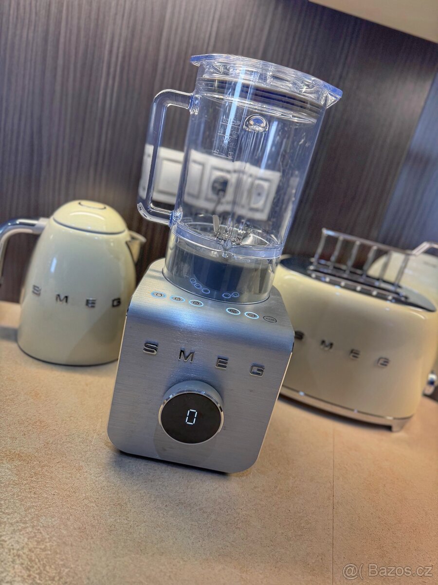 Vysoce výkonný stolní mixér SMEG - 12