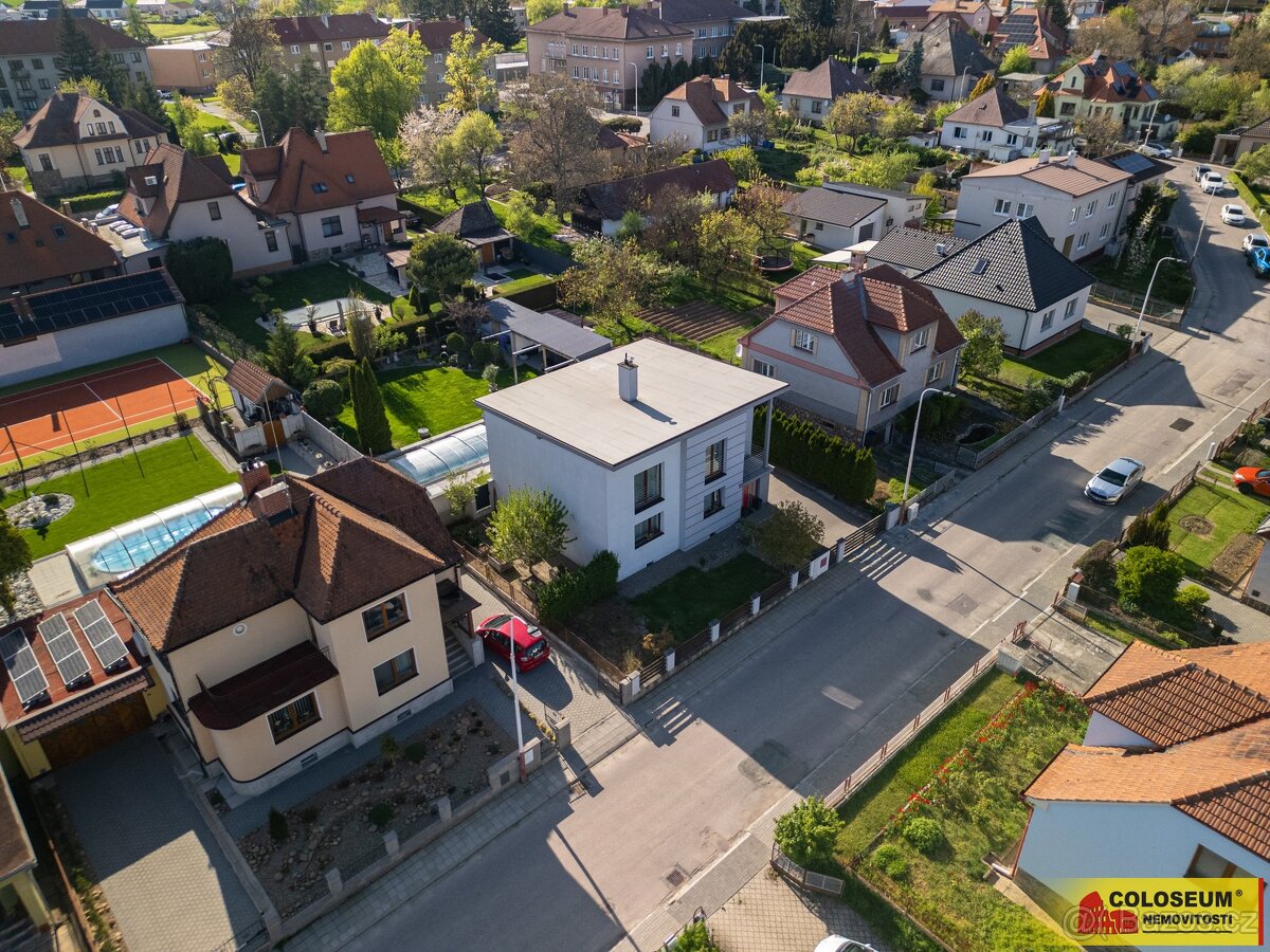 Moravský Krumlov, RD 5+kk, pozemek 760m2, zahrada, bazén, pe - 12