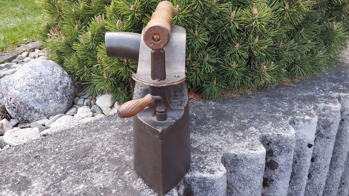 Obrovská komínová velmi stará sbírková žehlička D.R.G.M. - 12