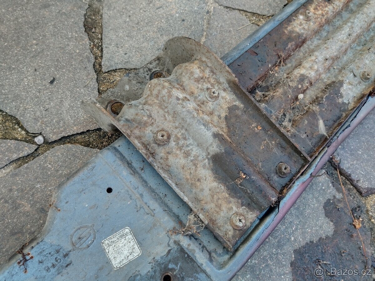 Nášlapy drobné poškození Ssangyong Rexton - 12