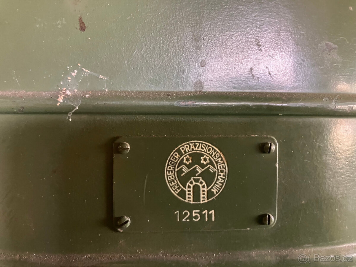 Starý teodolit v kovovém/ koženém obalu na záda - 12