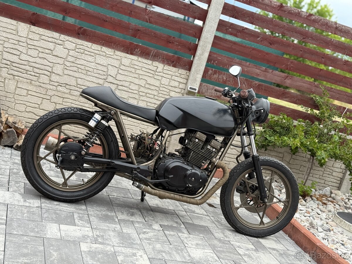 Suzuki GSX400e Cafe Racer - 12