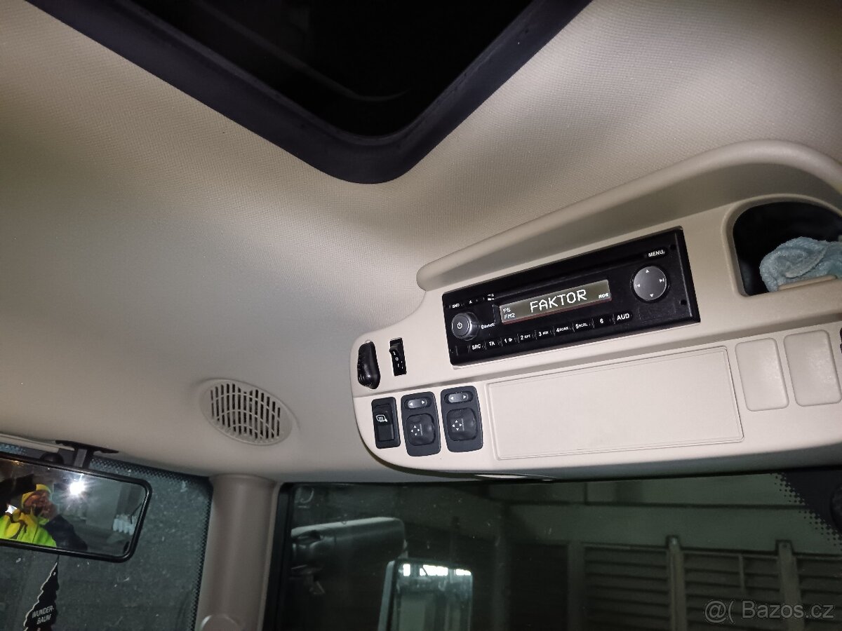 Traktor John Deere 6215 R - 12