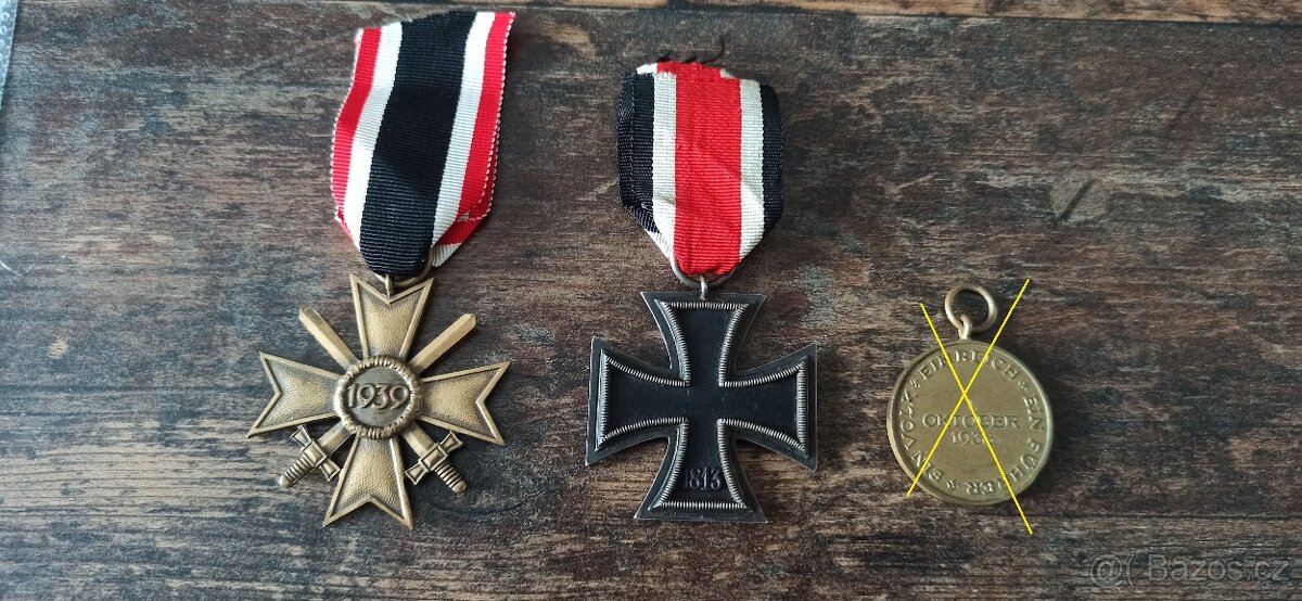 Medaile, vyznamenání, odznaky. - 12