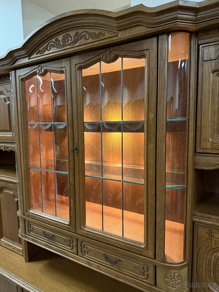 Zdobená dubová rustikální stěna 330cm - 12