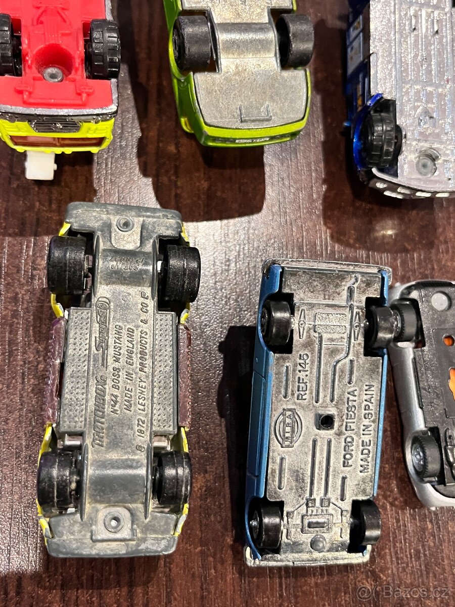 Retro kovová autíčka Matchbox – mix modelů (lot) - 12