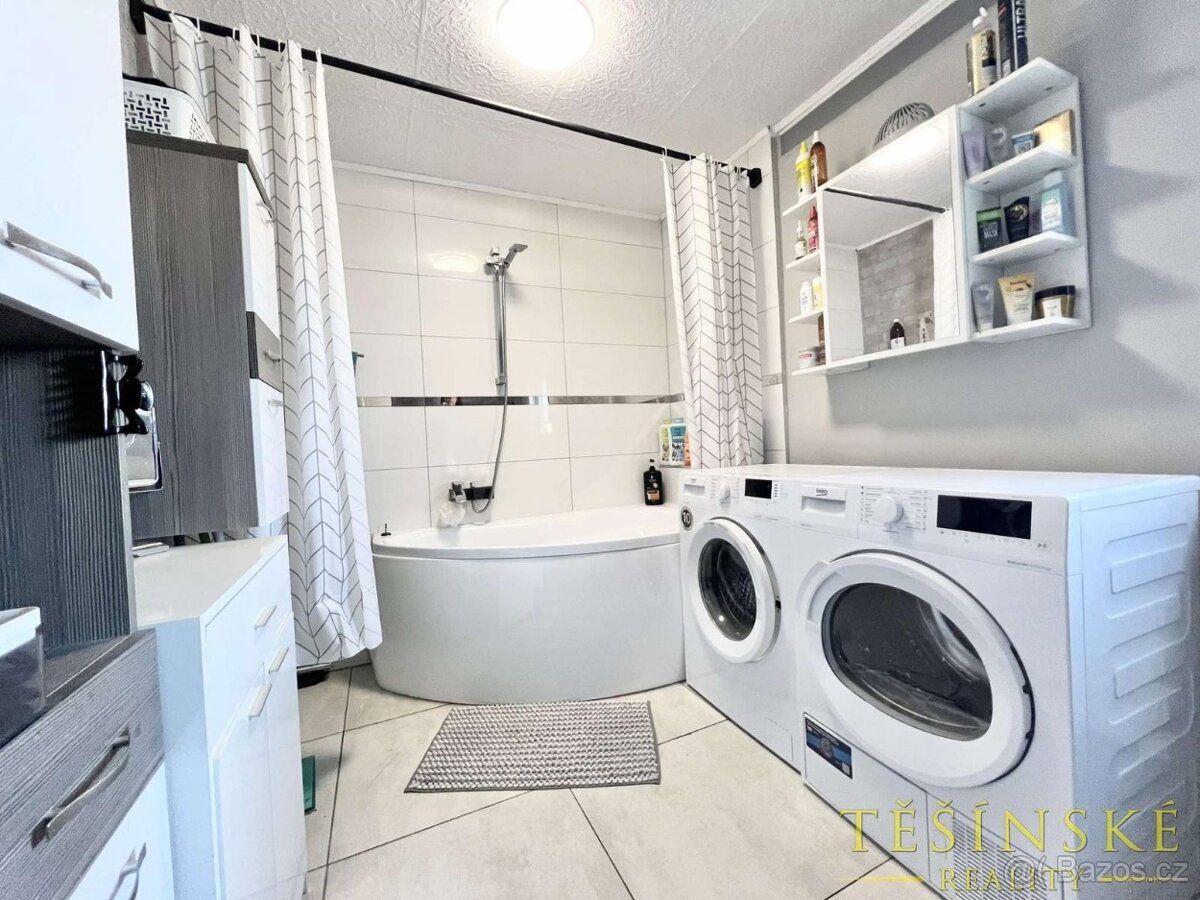 Prodej dvougeneračního rodinného domu se dvěma samostatnými - 12