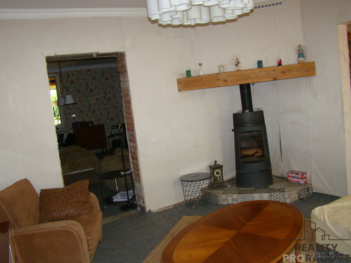 Prodej rodinného domu se zahradou a stavebním pozemkem v Hoř - 12
