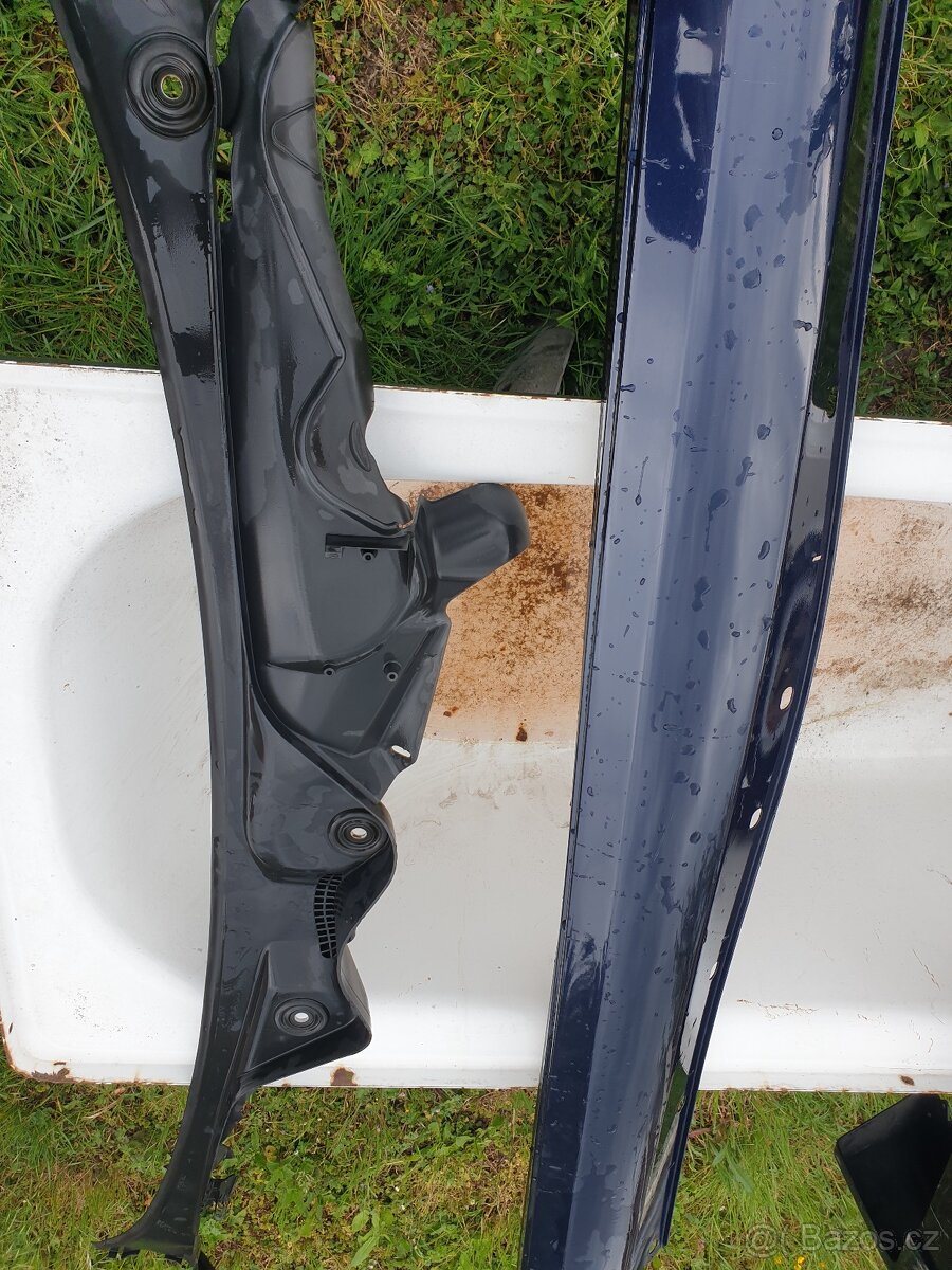 Mercedes w211 maska ohořelá1000, plastový levý prah1500kč - 12