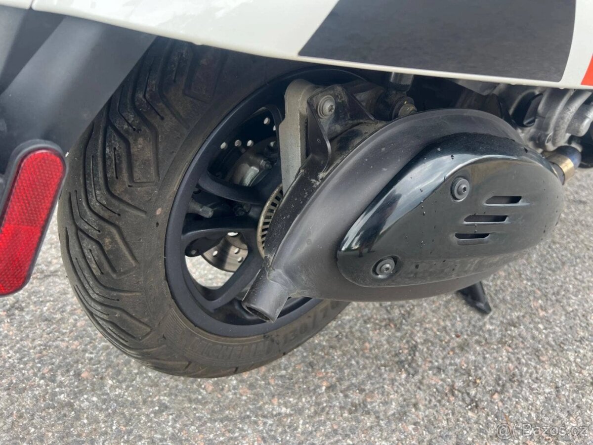 Vespa GTS 300 Super - 12