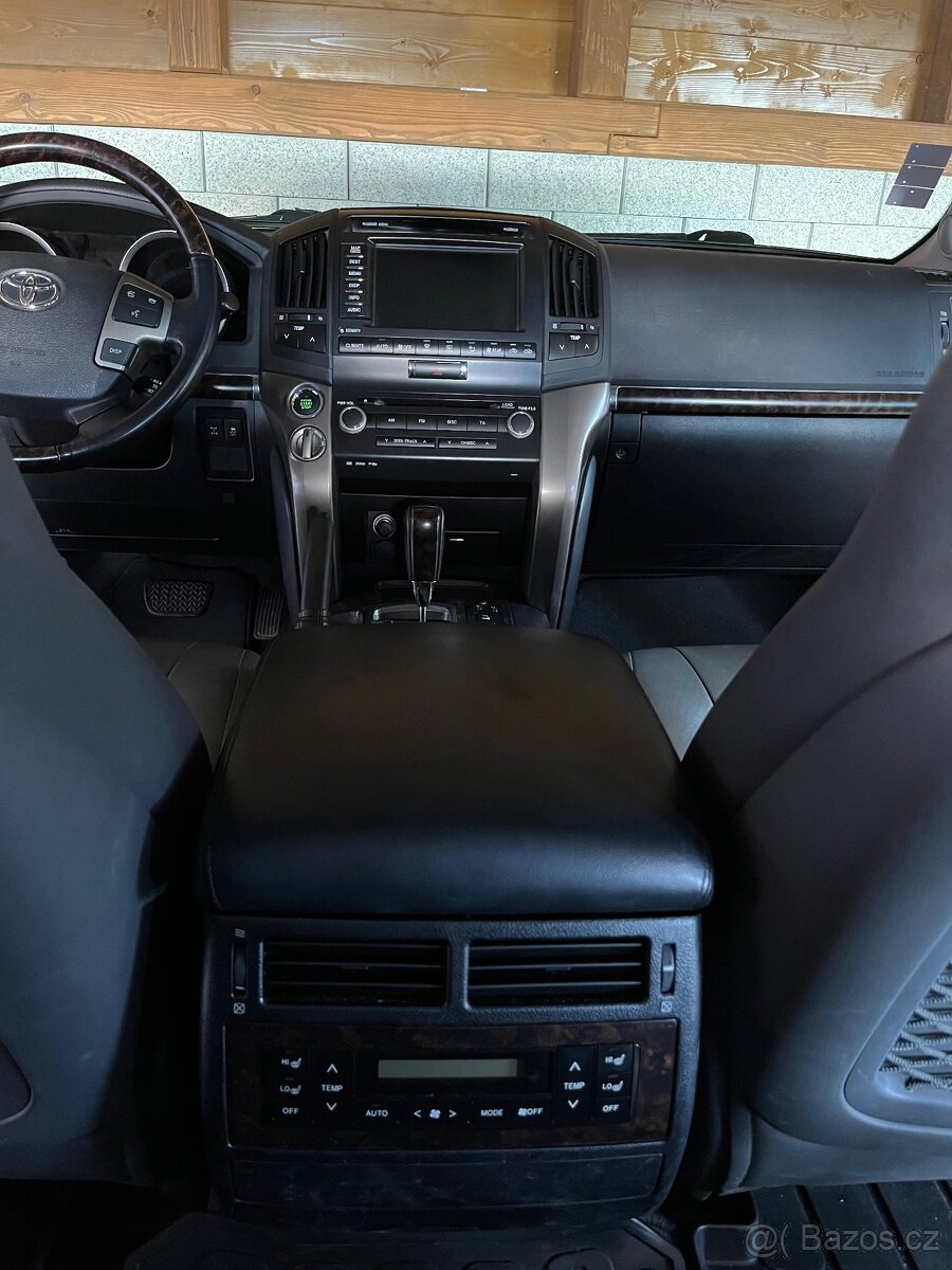 TOYOTA LAND CRUISER 200 - 12