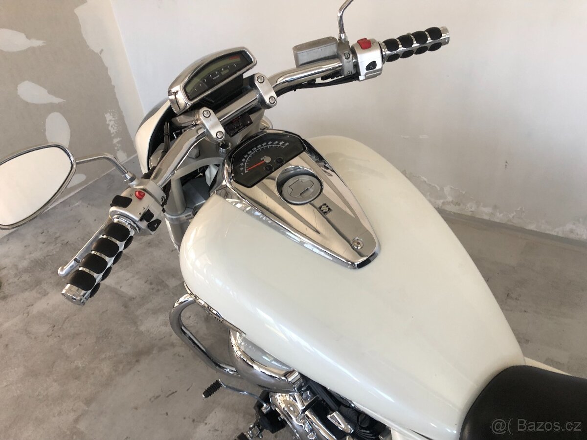 Suzuki Intruder VZR 1800 (boulevard) - 12